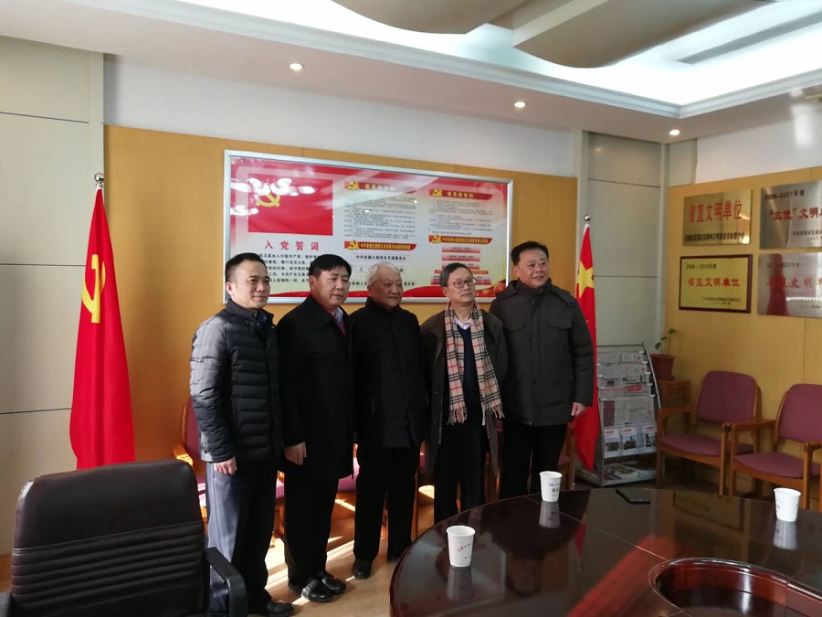 1518339408661309.jpg 2.董事长看望大剧院老党员.jpg