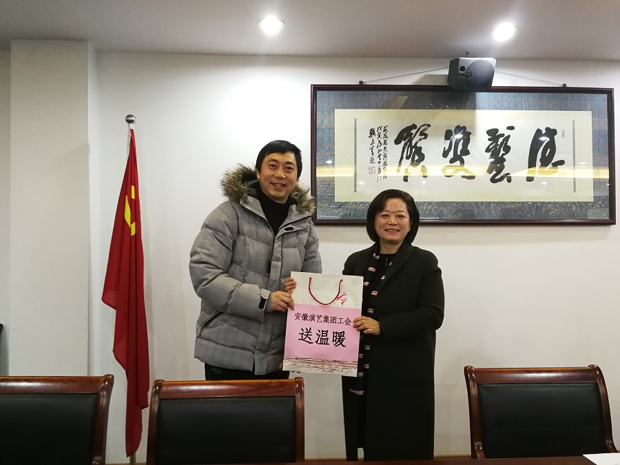 1518339831271344.jpg 10.王主席在省歌舞剧院慰问.jpg