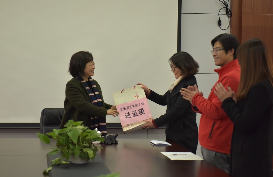 1518339891639743.jpg 12.王主席到演艺院线送温暖.jpg