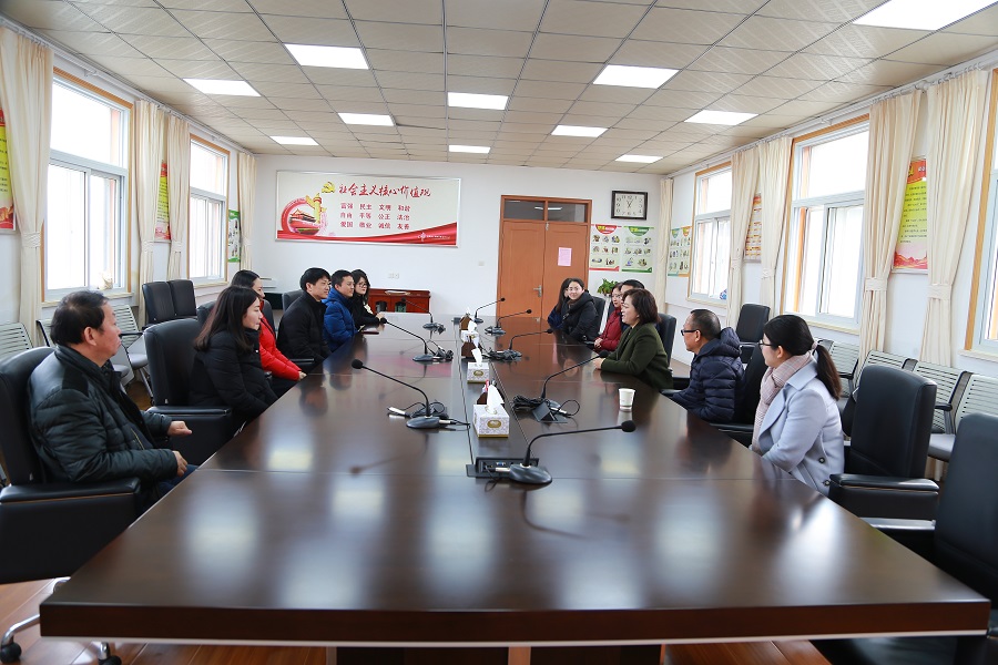 1518339918200994.jpg 13.何书记、王主席在集团机关送温暖.jpg